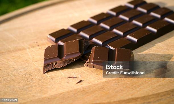 Barra De Chocolate Amargo Doce Na Mesa De Madeira - Fotografias de stock e mais imagens de Barra de Chocolate - Barra de Chocolate, Chocolate Amargo, Chocolate