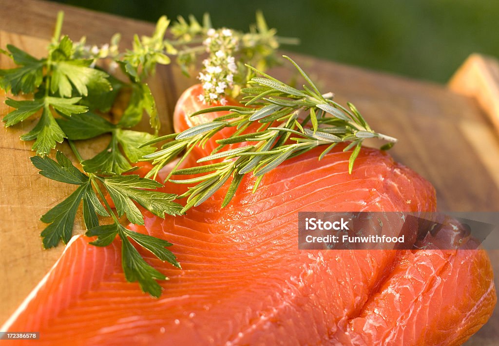 Raw Blaurückenlachs Fisch, Meeresfrüchten und frischen Kräutern & Abendessen vorbereitet - Lizenzfrei Blüte Stock-Foto