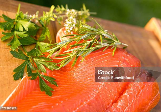 Raw Salmón Rojo Pescado Hierbas La Preparación De Los Pescados Y Mariscos Frescos Para La Cena Foto de stock y más banco de imágenes de Alimento