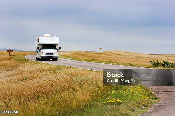 캠퍼 레저 차량 도로 여행을 배드랜즈 사우스다코다 캠핑카에 대한 스톡 사진 및 기타 이미지 - 캠핑카, 미국 중서부 지역, 시골 도로