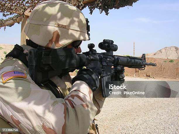 Soldier En Iraq Arma De Disparo Foto de stock y más banco de imágenes de Accesorio de cabeza - Accesorio de cabeza, Adulto, Aire libre