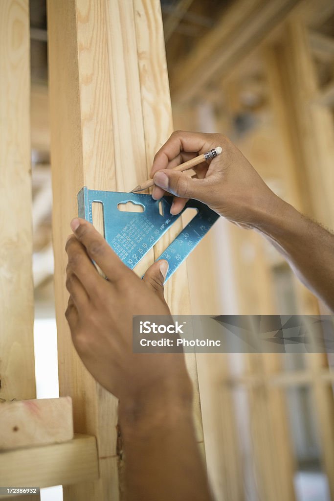 Menschliche Hand mit Markierung Holz Set Square im Haus - Lizenzfrei Baustelle Stock-Foto