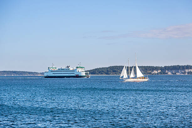 красивый деревянный парусная лодка и автомобиль паром через каналы - ferry seattle washington state cruise ship стоковые фото и изображения