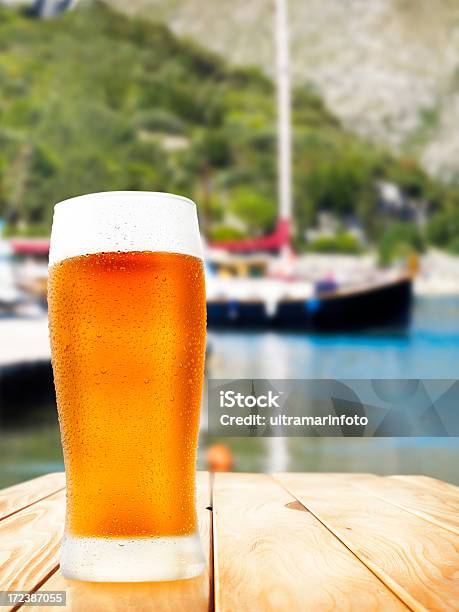 Cerveza Foto de stock y más banco de imágenes de Aire libre - Aire libre, Bar, Barra - Bar