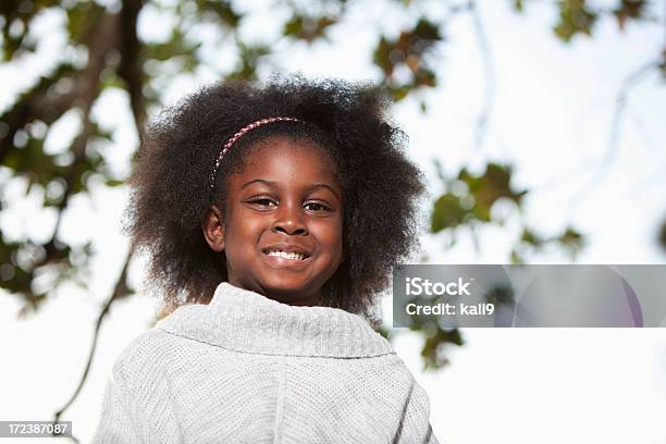 Photo libre de droit de Petite Fille Souriant banque d'images et plus d'images libres de droit de 4-5 ans - 4-5 ans, Afro-américain, Arbre
