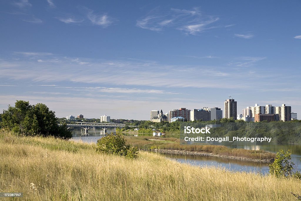 Saskatoon River na początku jesieni - Zbiór zdjęć royalty-free (Biurowiec)