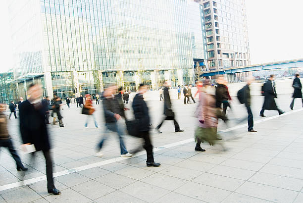 tous les voyageurs - human resources canary wharf rush hour commuter photos et images de collection