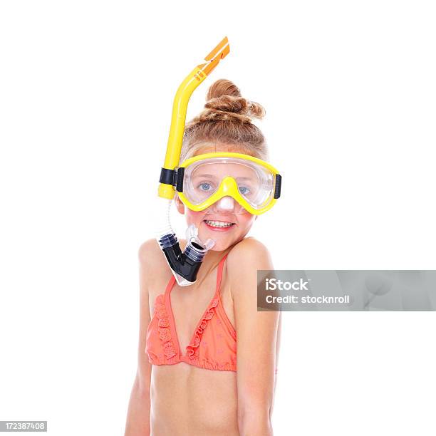 Bambina Con Attrezzature Snorkeling Sopra Bianco - Fotografie stock e altre immagini di Bambine femmine - Bambine femmine, Costume da bagno, 14-15 anni