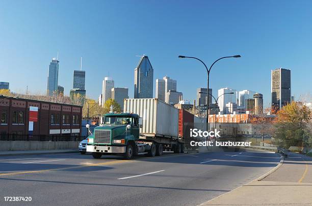 Foto de Contêiner Caminhão Vindo Do Montreal City e mais fotos de stock de Caminhão - Caminhão, Ir embora, Arranha-céu