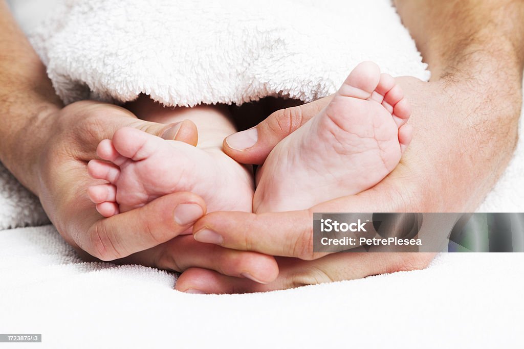 Pai mãos segurando bebê pés. Bonito, suave e minúsculas. - Royalty-free 0-11 Meses Foto de stock