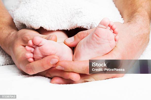 Pai Mãos Segurando Bebê Pés Bonito Suave E Minúsculas - Fotografias de stock e mais imagens de 0-11 Meses