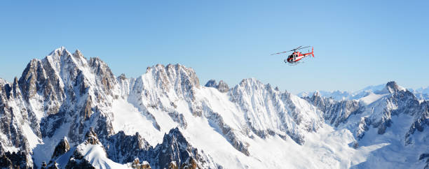 hélicoptère de sauvetage dans les alpes - mont blanc massif photos et images de collection