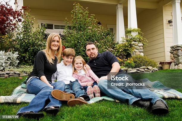 幸せな若い家族でフロントヤード - 4人のストックフォトや画像を多数ご用意 - 4人, アメリカ文化, カジュアルウェア