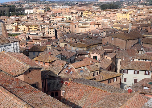 Piolín con baldosas de terracota vistas desde arriba en una ciudad de Italia photo