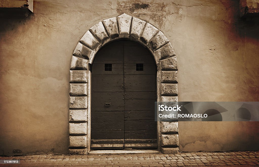 Muy antigua puerta en Roma - Foto de stock de Aire libre libre de derechos