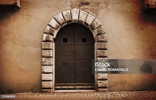 Muy Antigua Puerta En Roma Foto de stock y más banco de imágenes de Aire libre - Aire libre, Anticuado, Antigualla