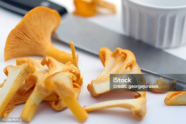 Foto de Cogumelos Selvagens e mais fotos de stock de Alimentação Saudável - Alimentação Saudável, Amarelo, Cogumelo Chanterelle