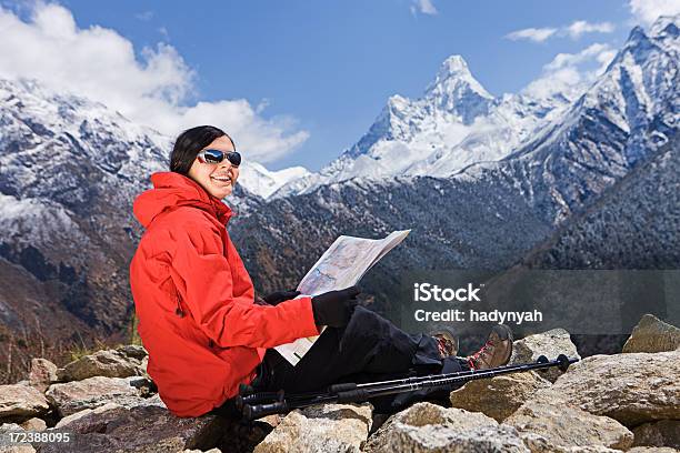 Foto de Jovem Mulher Estudando Um Mapa Do Himalaia Nepal e mais fotos de stock de Adulto - Adulto, Ajardinado, Ama Dablam