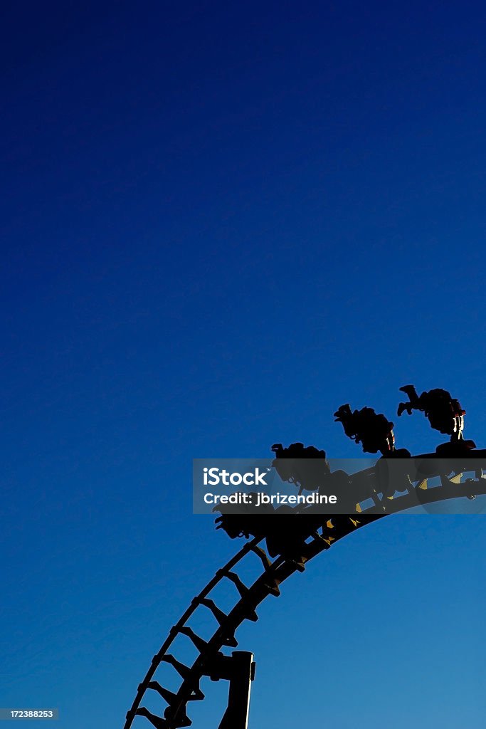 Silueta de una montaña rusa - Foto de stock de Alto - Descripción física libre de derechos