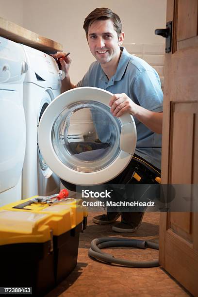 Ingeniero Mending Lavadora Doméstica Foto de stock y más banco de imágenes de Lavadora - Lavadora, Instalar, Hombres