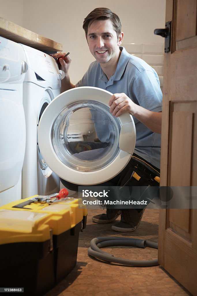 Engenheiro Mending máquina de lavar doméstica - Foto de stock de Máquina de lavar roupa royalty-free
