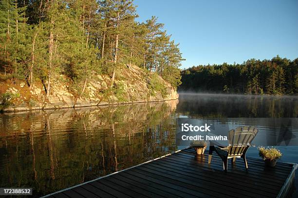 Para Passeios No Porto De Manhã Em Casa - Fotografias de stock e mais imagens de Cadeira - Cadeira, Cadeira Adirondack, Cais - Estrutura Feita pelo Homem