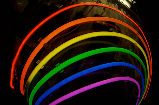 colori al neon arcobaleno cerchi sfondo scuro - neon light rainbow bright gay pride foto e immagini stock