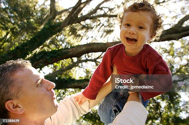 É Divertido - Fotografias de stock e mais imagens de Adolescência - Adolescência, Adulto, Amizade