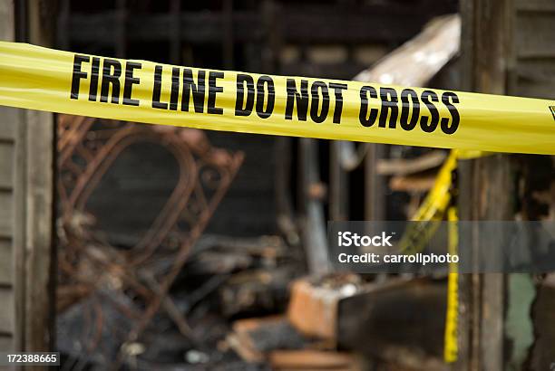 Linea Antincendiodistrutto Casa - Fotografie stock e altre immagini di Fuoco - Fuoco, Danneggiato, Casa