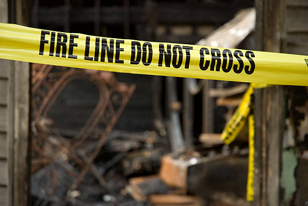 fire line - destroyed home - yıkılmış fotoğraflar stok fotoğraflar ve resimler