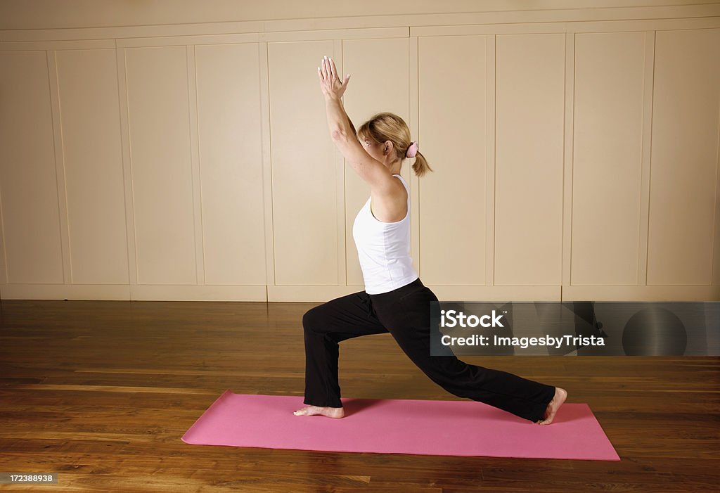 Serie Yoga de la sala de estar con forma de medialuna - Foto de stock de Anjaneyāsana libre de derechos