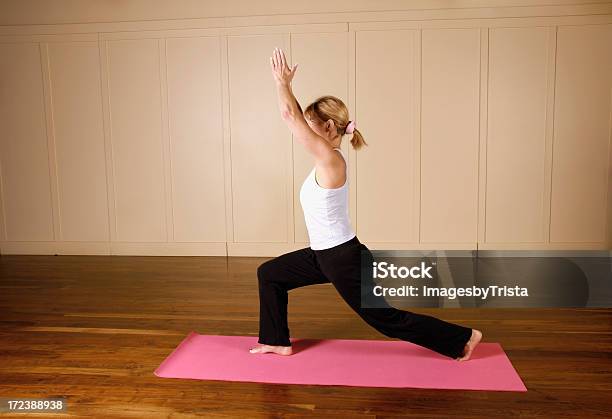 Yoga Sériecrescent Fletir Perna - Fotografias de stock e mais imagens de Anjaneyāsana - Anjaneyāsana, 30-39 Anos, 40-49 Anos