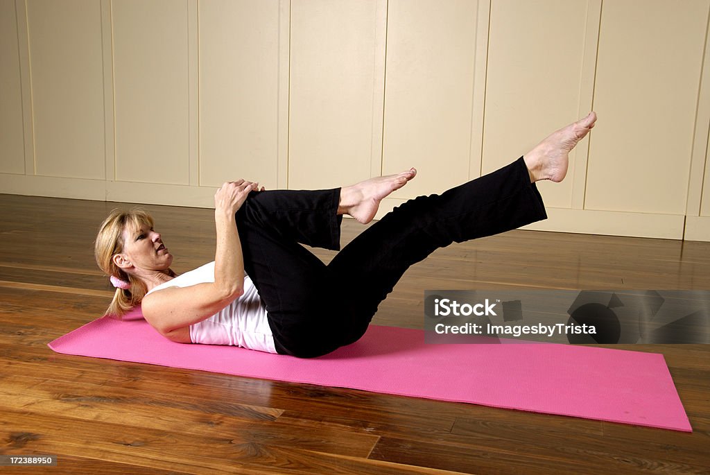 Pilates una extensión de piernas - Foto de stock de 30-39 años libre de derechos