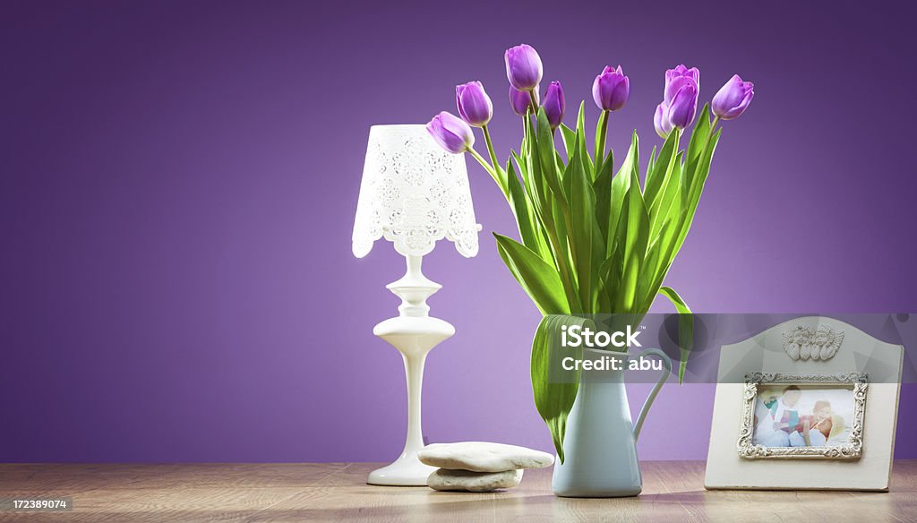 Blumen in einem Krug auf Schreibtisch - Lizenzfrei Bilderrahmen Stock-Foto