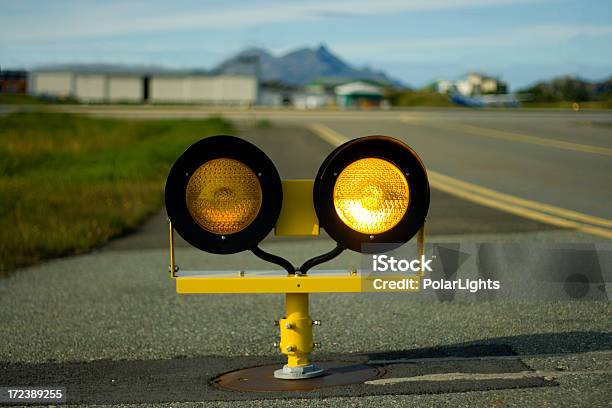 Photo libre de droit de Jaune Runway Tenant Des Lumières À Droite banque d'images et plus d'images libres de droit de Lumière électrique - Lumière électrique, Piste d'envol, Équipement d'éclairage