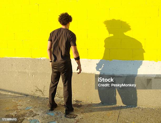 Junger Mann Afrikanischer Herkunft Steht Vor Seinem Schatten Gelbe Wand Stockfoto und mehr Bilder von Männer
