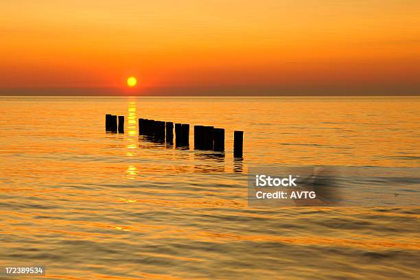 La Costa Al Atardecer Foto de stock y más banco de imágenes de Agua - Agua, Aire libre, Aislado