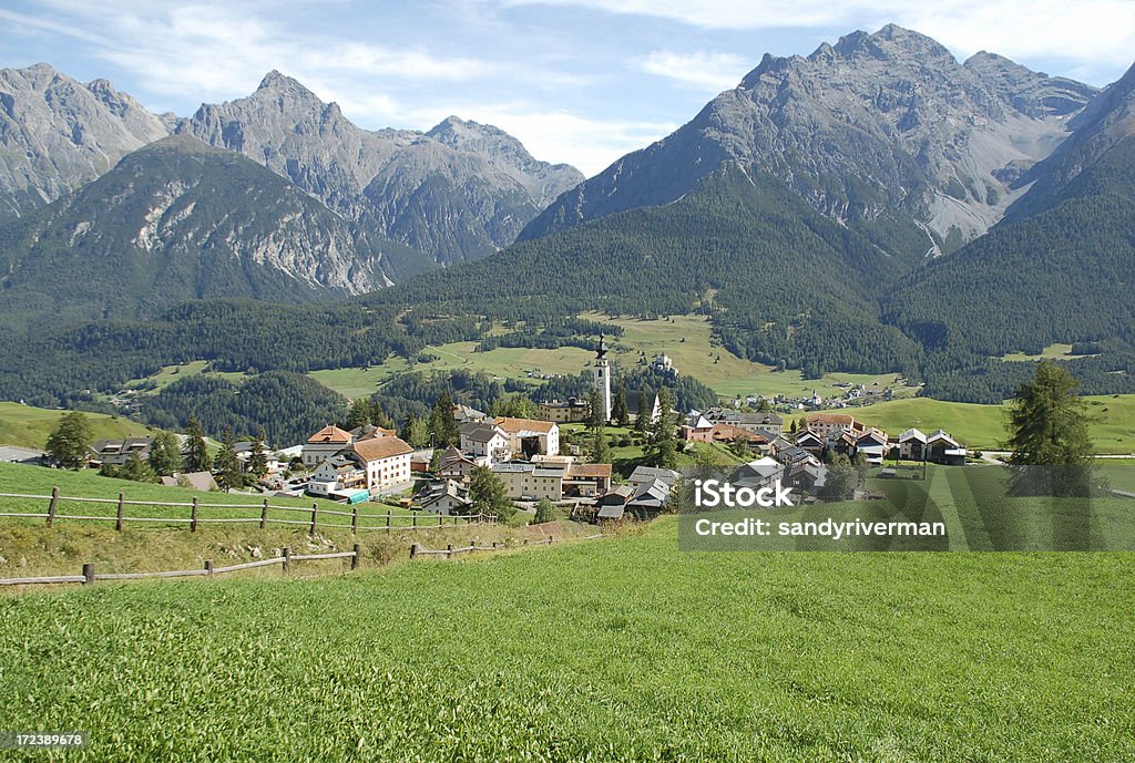 Ftan Village en Suiza - Foto de stock de Aldea libre de derechos