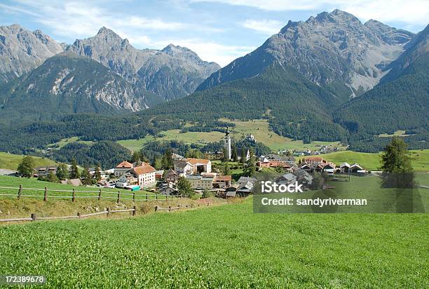 Photo libre de droit de Ftan Village En Suisse banque d'images et plus d'images libres de droit de Alpes européennes - Alpes européennes, Alpes suisses, Arbre