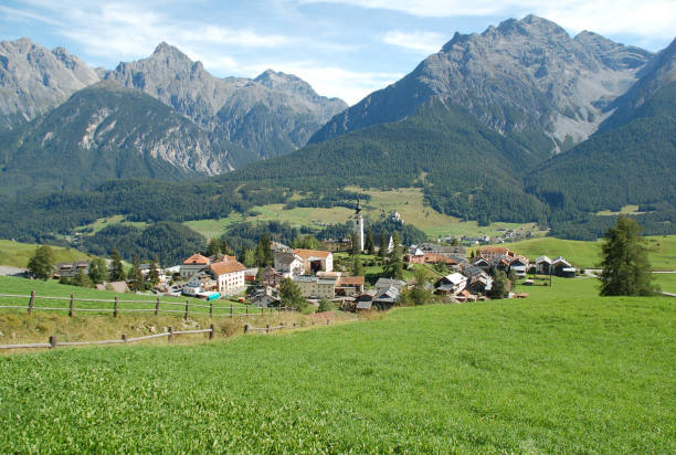 aldeia ftan na suíça - engadine switzerland village church imagens e fotografias de stock