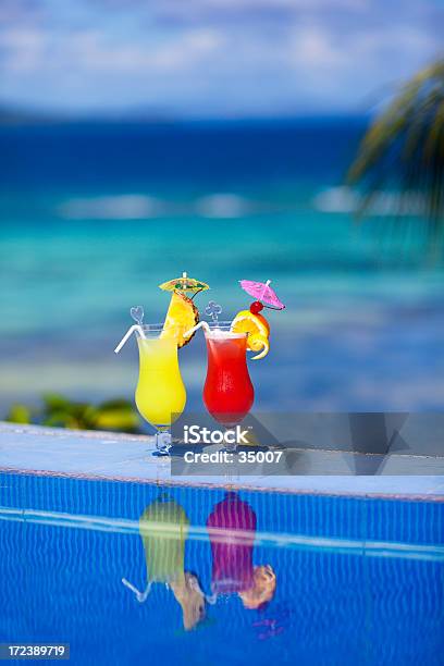 Cocktails Am Pool Stockfoto und mehr Bilder von Alkoholisches Getränk - Alkoholisches Getränk, Ananas, Bartresen