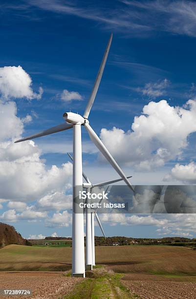 Linha De Turbinas Eólicas Céu Azul - Fotografias de stock e mais imagens de Ao Ar Livre - Ao Ar Livre, Azul, Combustíveis e Geração de Energia