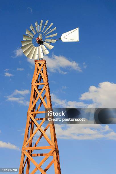 Foto de Moinho De Vento De Energia e mais fotos de stock de Agricultura - Agricultura, Antiguidade, Atividade