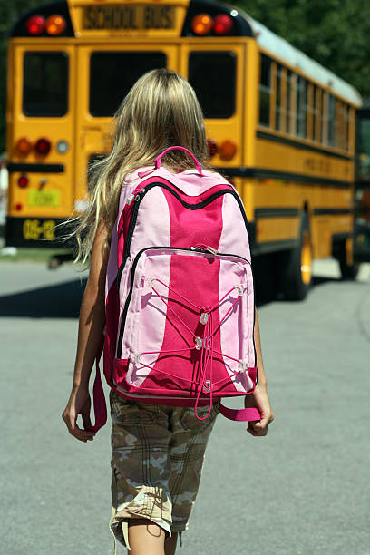 Powrót do szkoły-Dziewczyna spacer w kierunku Bus – zdjęcie