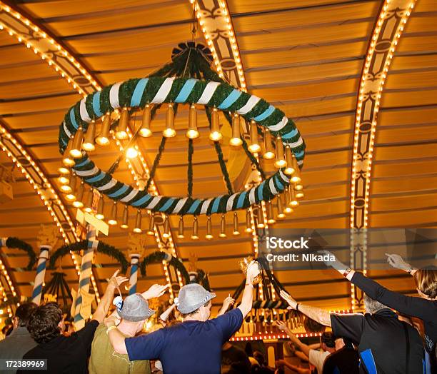 Festa No Octoberfest - Fotografias de stock e mais imagens de Multidão - Multidão, Dançar, Festival da Cerveja