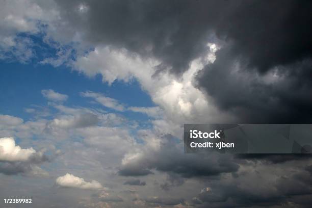 Foto de Storm Vindo De Ou Indo Para e mais fotos de stock de Alto contraste - Alto contraste, Assustador, Azul