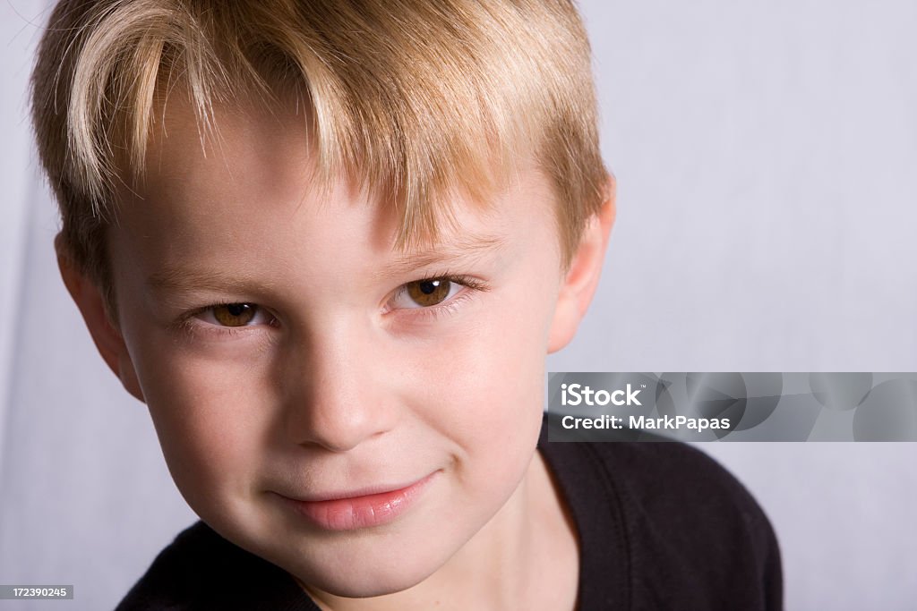 Sourire narquois sur gris - Photo de 6-7 ans libre de droits