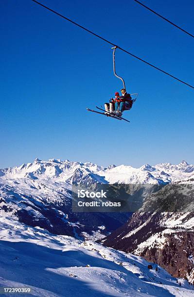 Due Persone In Seggiovia - Fotografie stock e altre immagini di Seggiovia - Seggiovia, Attività ricreativa, Bianco