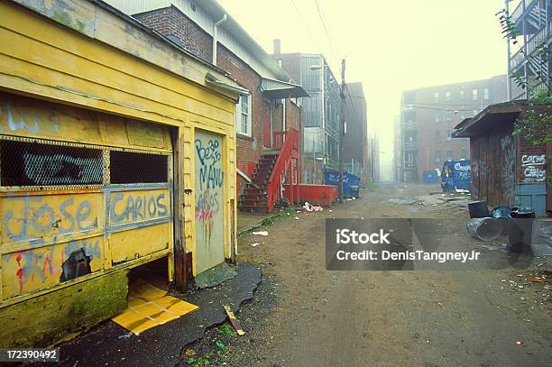 Barriada Foto de stock y más banco de imágenes de Barrio bajo - Barrio bajo, Basura, Calzado