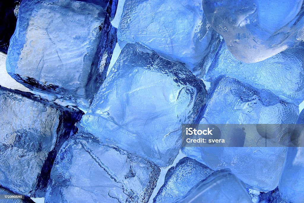 Cubetti di ghiaccio blu - Foto stock royalty-free di Acqua